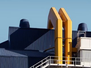 Cheminées industrielles sur un bâtiment de production